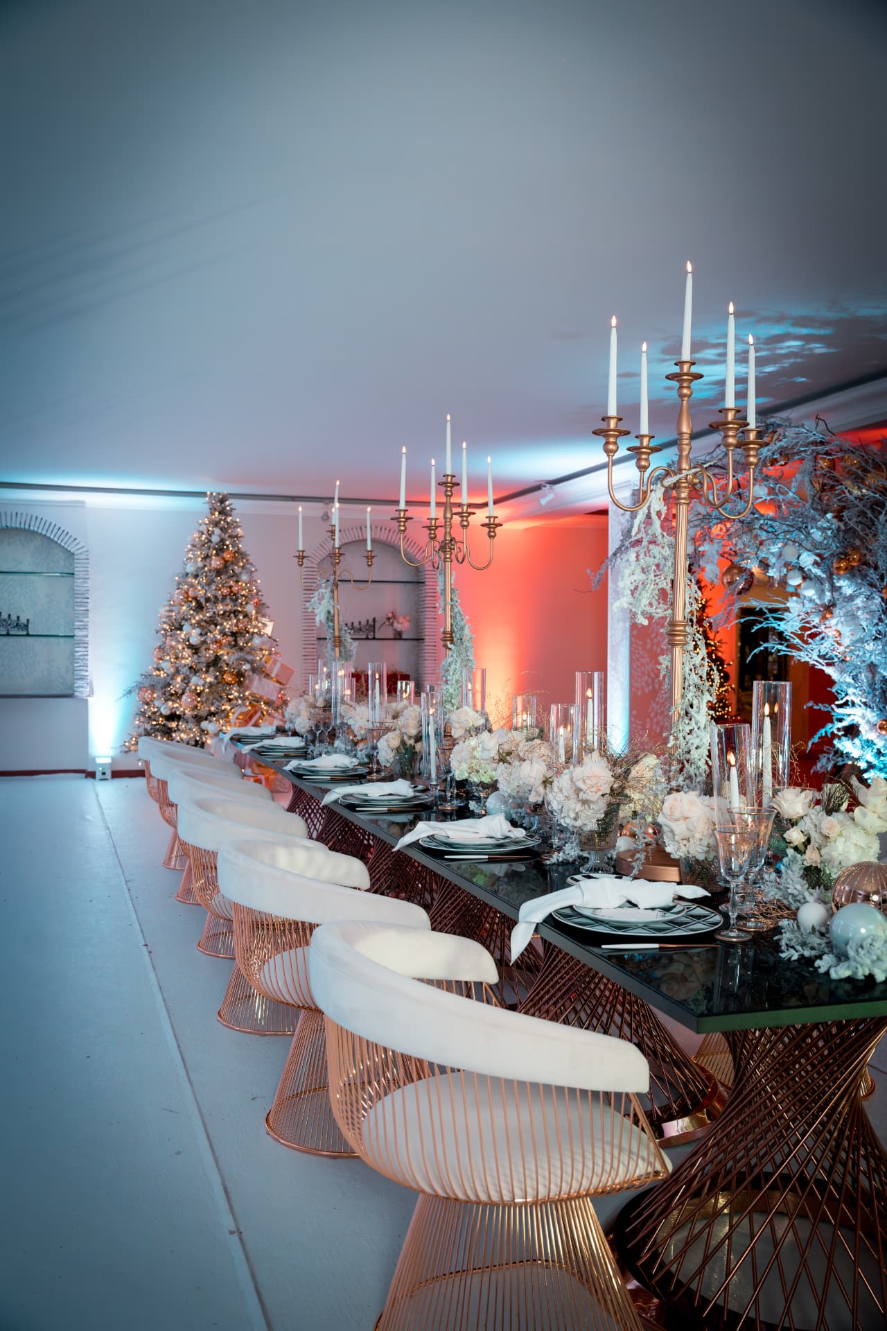 Tavolata imperiale con candelabri dorati e albero di Natale
