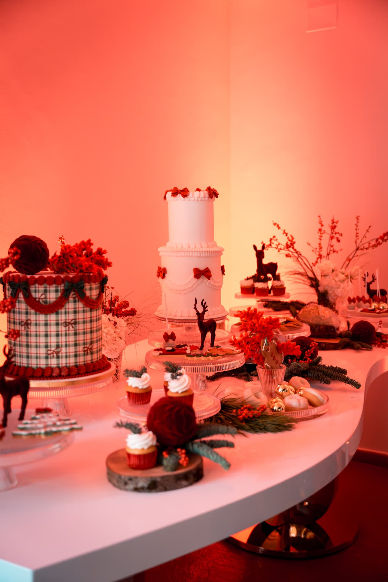Sweet table natalizia con torte, cupcake e decorazioni luxury